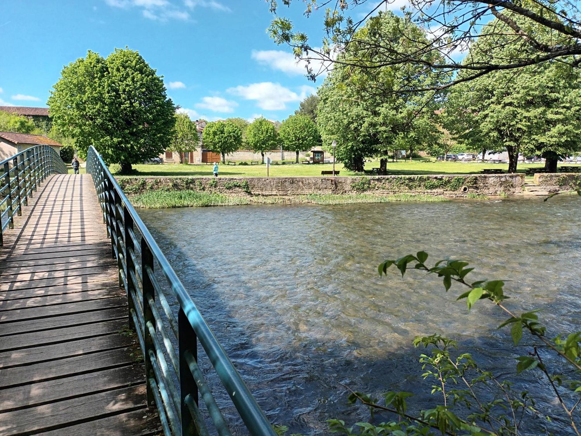 شقة Au Bord De La Riviere Verteuil-sur-Charente المظهر الخارجي الصورة